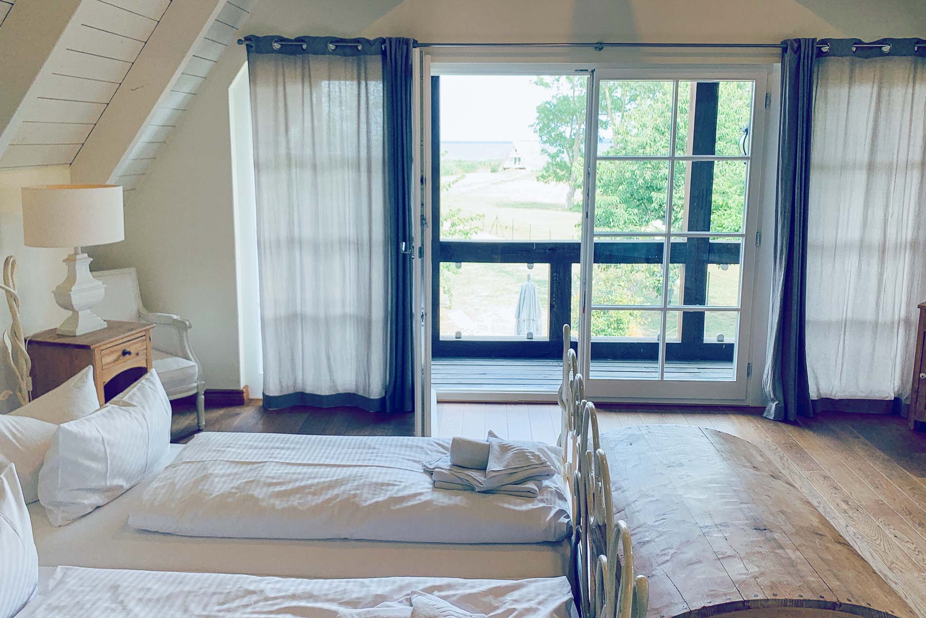 Masterbedroom mit Doppelbett, Balkon und Wasserblick